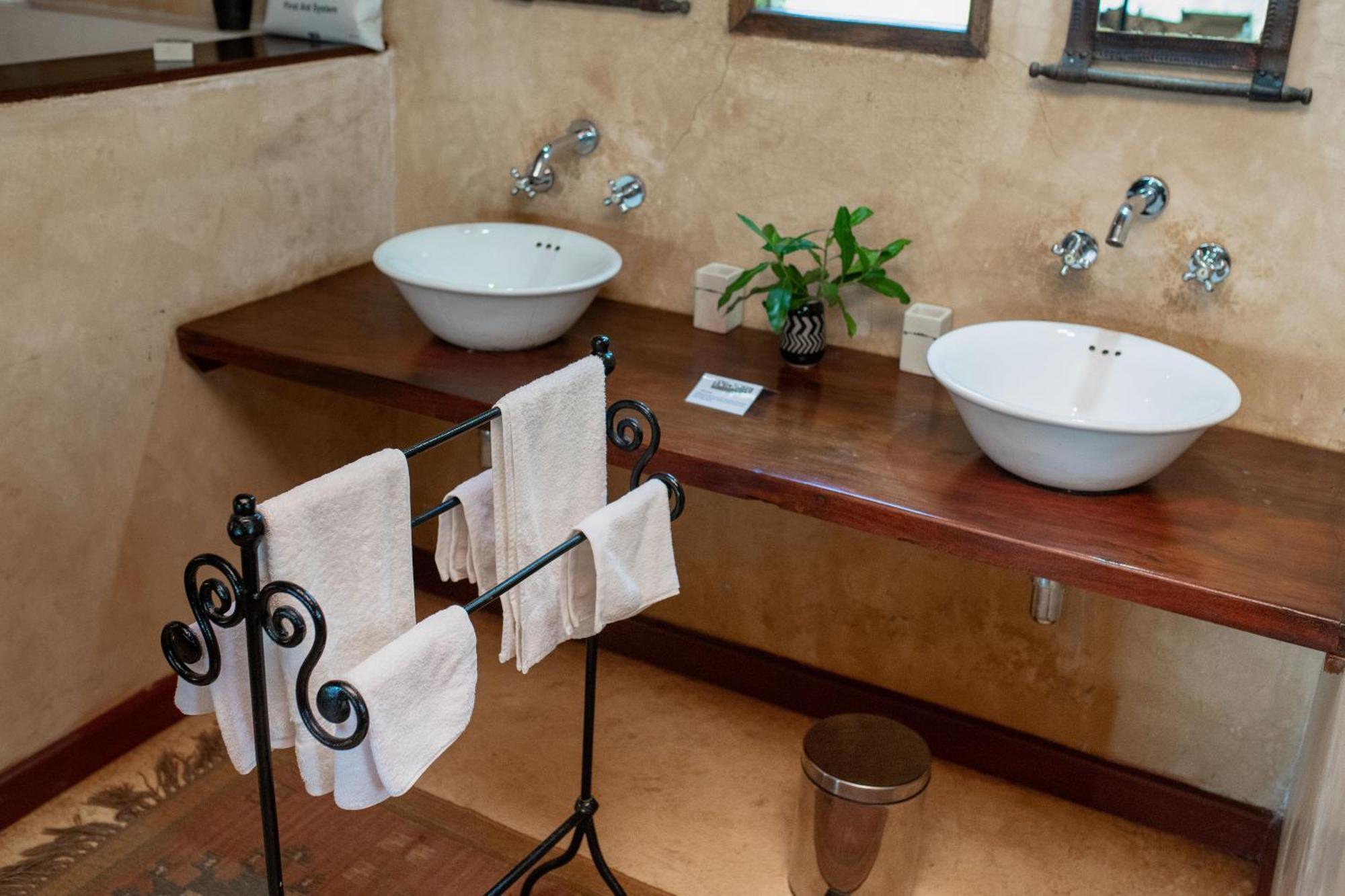 Entumoto Main Camp Hotel Ololaimutiek Ngoại thất bức ảnh