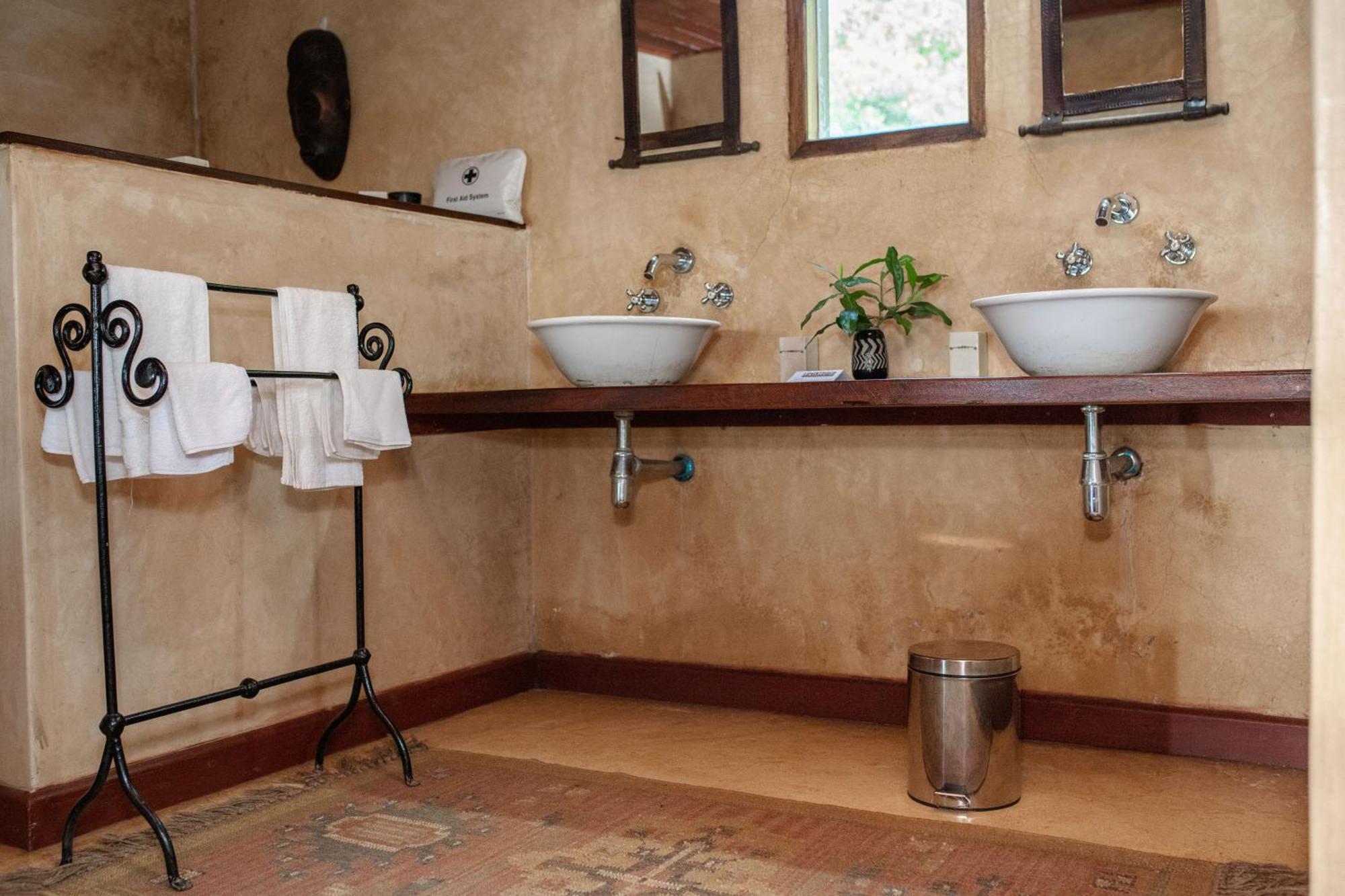 Entumoto Main Camp Hotel Ololaimutiek Ngoại thất bức ảnh